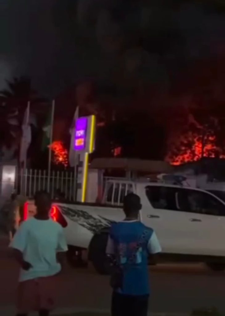 JUST IN: Fire Outbreak At Calabar Road (VIDEO)