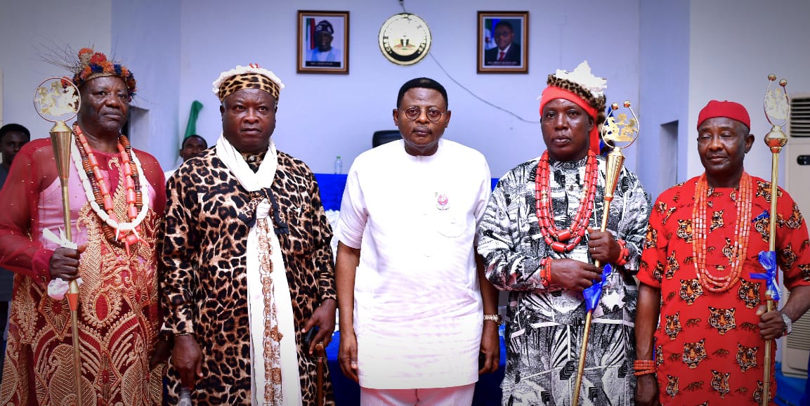Governor Bassey Otu (middle), Chairman, CRS Traditional Rulers Council and Paramount Ruler, Bakassi LGA, HRM, Etinyin Dr Etim Okon Edet (2nd left), HRM Minen Takon Atangba, Paramount Ruler of Ikom (1st left), HRM Ophot Agbor Ebani, Paramount Ruler of Akamkpa (2nd right) and HRM Utsu Felix Okudare, Paramount Ruler of Obudu.
