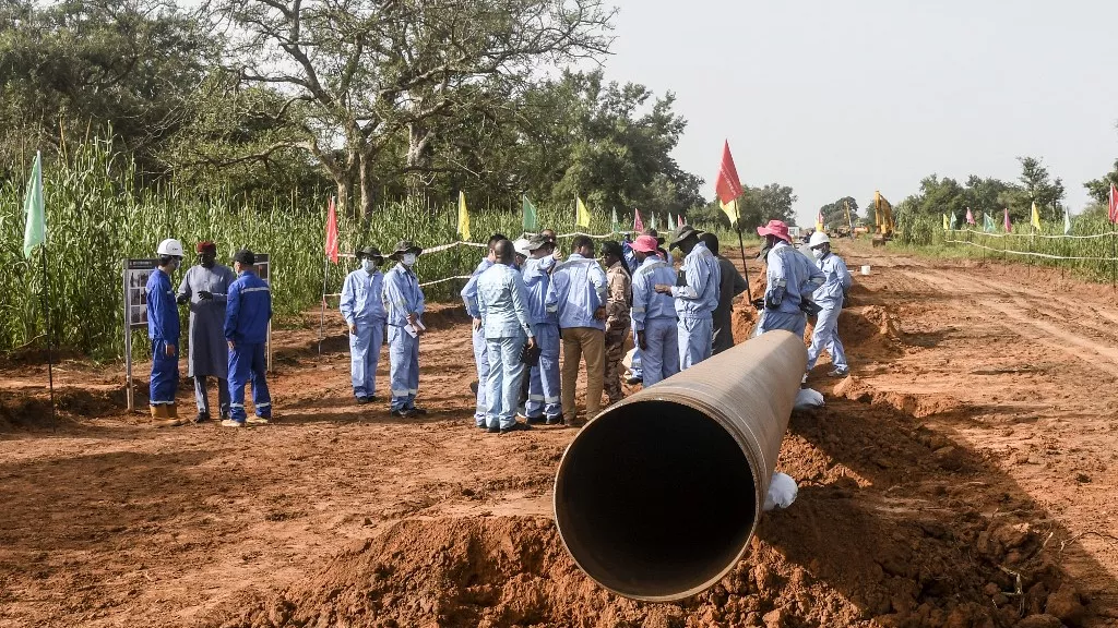 Nigerien and Chinese workers on a pipeline construction site in the Gaya region of Niger (Photo: Africanews)