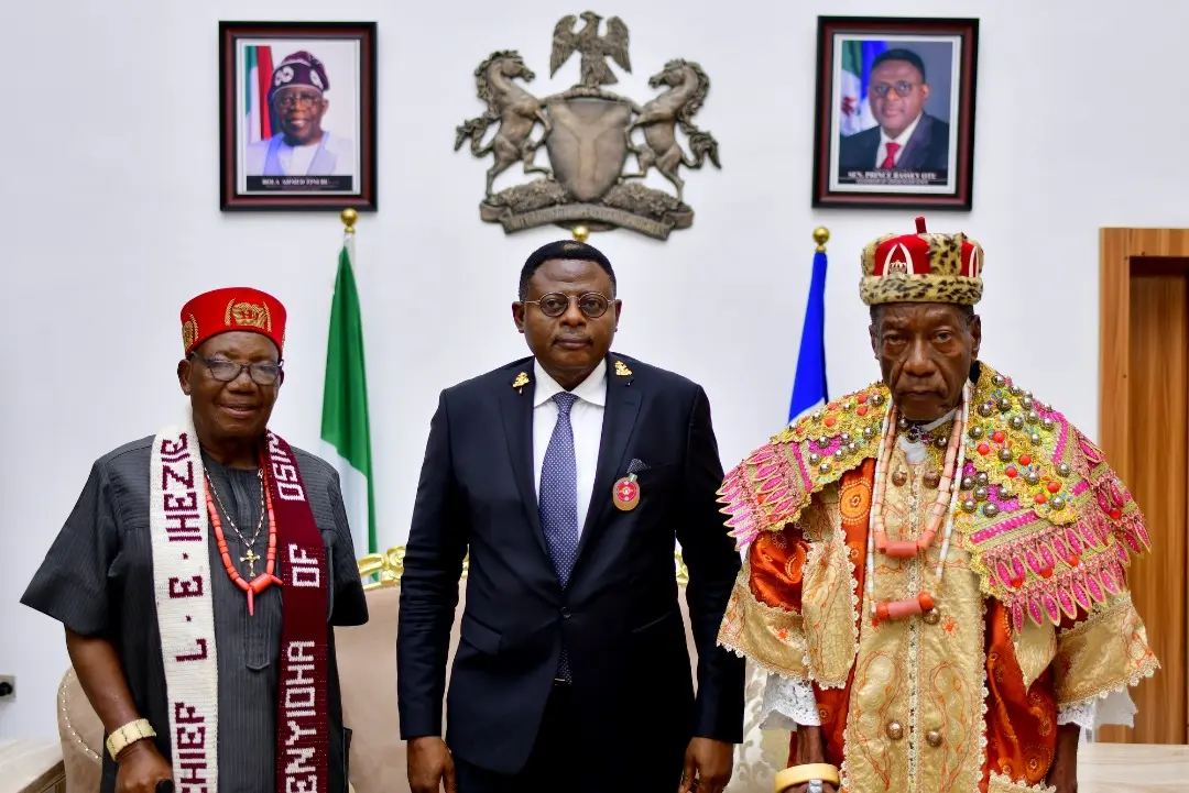 Governor Bassey Otu flanked by the Eze Ndigbo in Cross River, Eze E.A. Ezenwenyi, right, and the traditional prime minister, left, during the visit of the Igbo Community on the Governor on Thursday 21 December 2023.