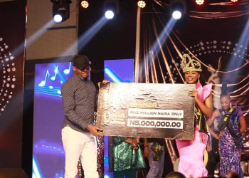 Miss Margaret Ekpo (Right), getting her prize