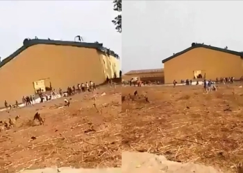 VIDEO: Abuja residents invade warehouse, loot foodstuffs, others