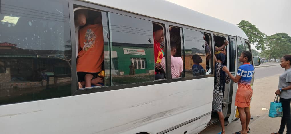 Topisto Tomato squeezes workers like sardines into one bus in Calabar