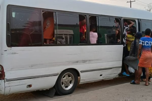topisto workers Topisto Tomato squeezes workers like sardines into one bus in Calabar