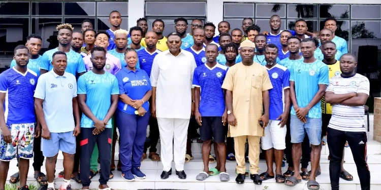 A group photo of Governor Bassey Otu with the Players of Calabar Rovers football club led by the club captain, Inyang Asuquo, accompanied by the Commissioner of Sports in the state, Agnes Atsu as well as the Special Adviser to the Governor, on General Duties Barr. Ekpenyong Akiba