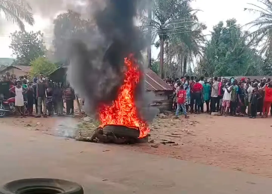 Angry youths lynch 3 men for stealing, selling 2-year-old child for N60,000 in Cross River