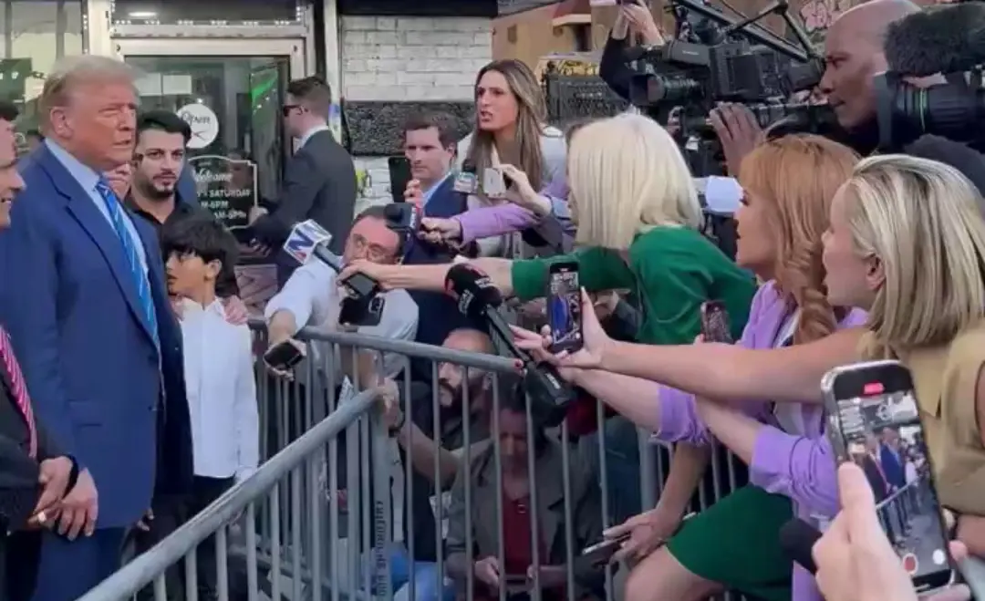 “We love Trump”, crowd chants as Trump campaigns in Harlem where immigrant stabbed man to death