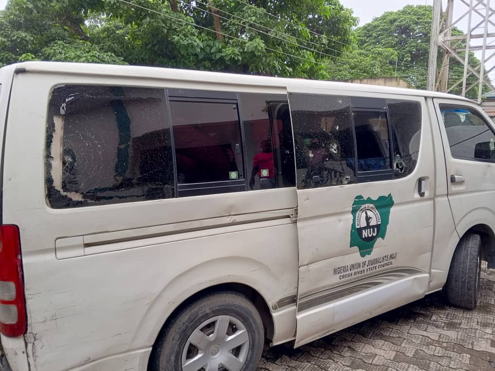 Hoodlums attack palliative-ladened NUJ bus, injure journalist, others in Cross River