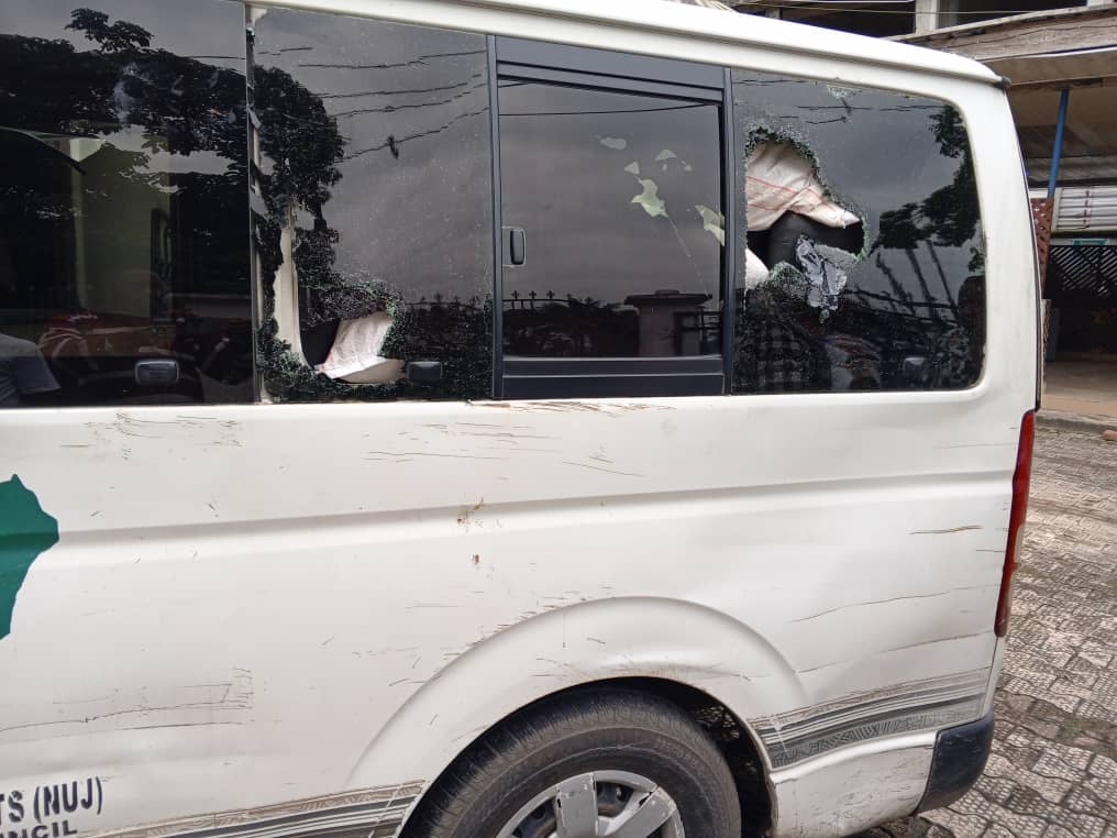 Hoodlums attack palliative-ladened NUJ bus, injure journalist, others in Cross River