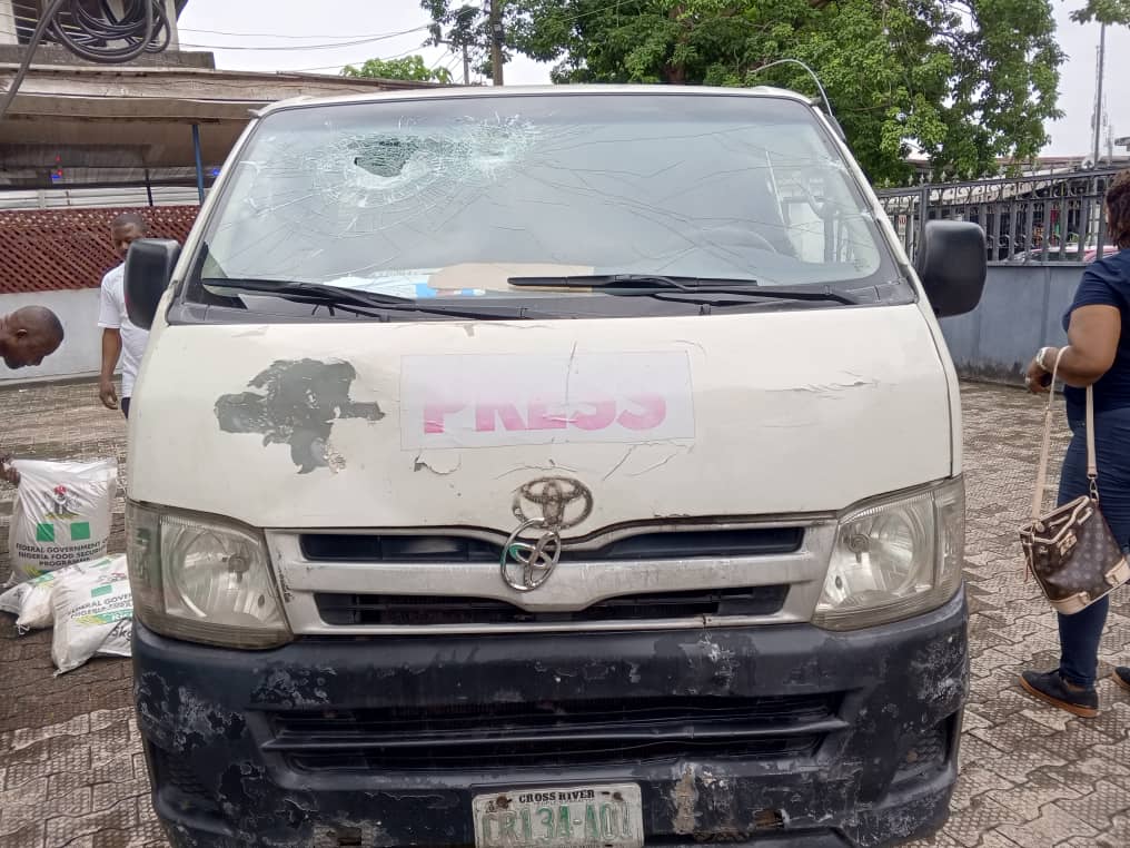 Hoodlums attack palliative-ladened NUJ bus, injure journalist, others in Cross River