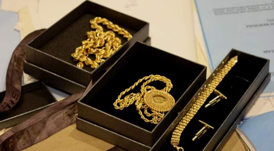 EFCC arrests alleged billionaire Yahoo Boy, recovers exotic cars, gold jewellery, others