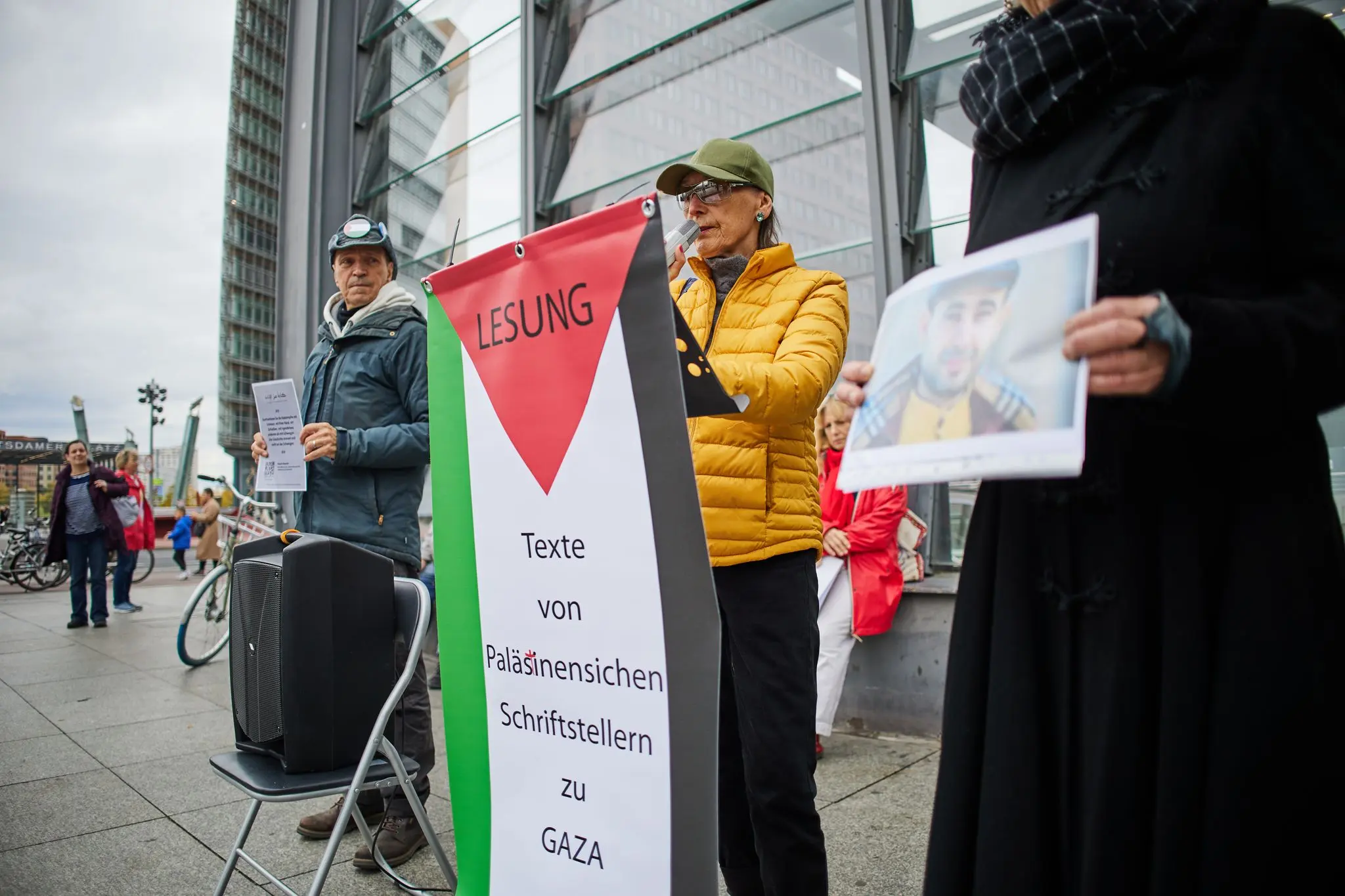 Protesters desecrate Israeli flag in Berlin