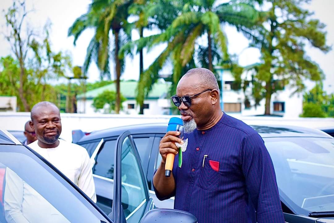 Governor Otu Presents Official Vehicles to Vice Chairmen of Council