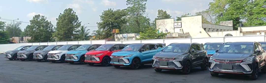 Governor Otu Presents Official Vehicles to Vice Chairmen of Council