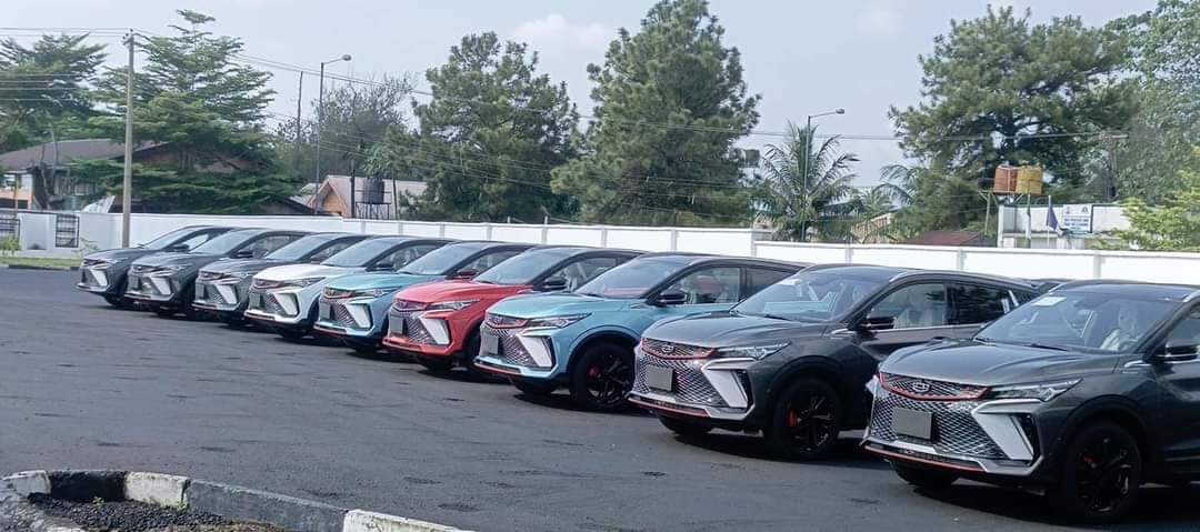 Governor Otu Presents Official Vehicles to Vice Chairmen of Council