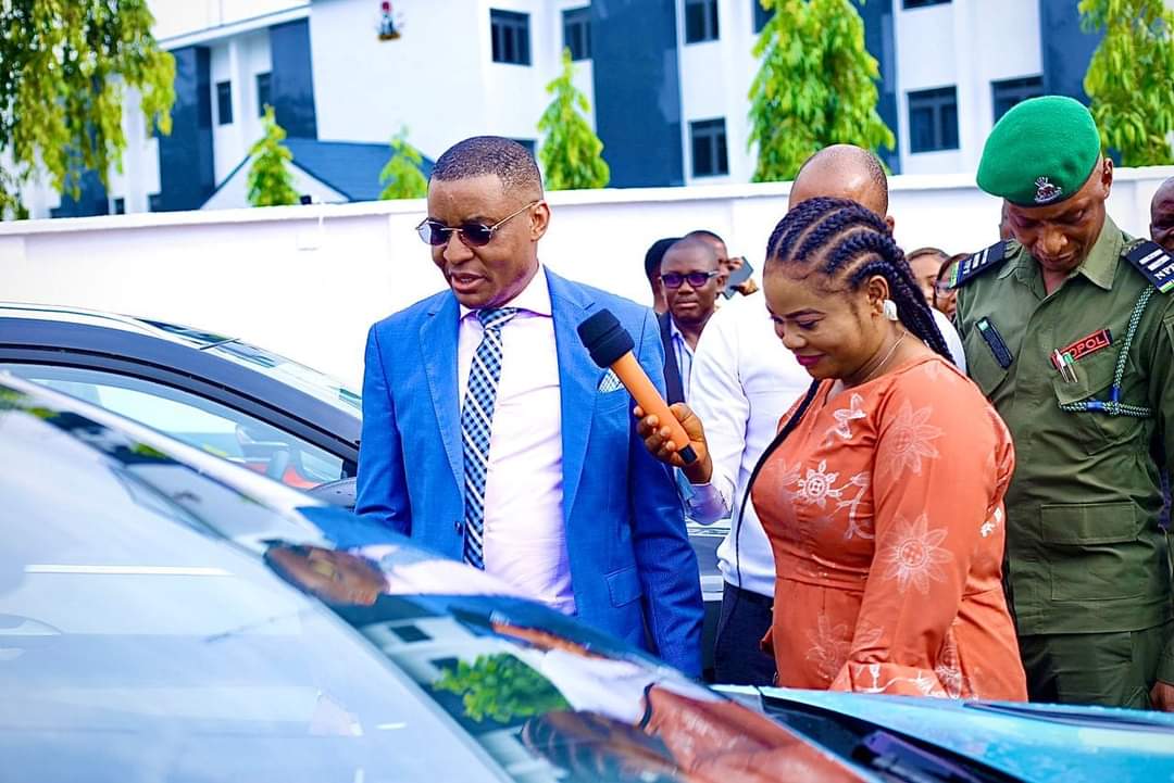 Governor Otu Presents Official Vehicles to Vice Chairmen of Council