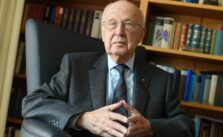 Germany's former central banker Schlesinger dies at 100