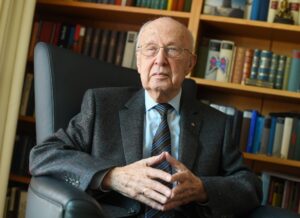 Germany's former central banker Schlesinger dies at 100