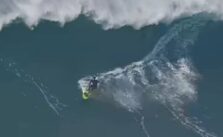 Surfer Ty Simpson-Kane Survives Brutal Wipe Out at Peahi Beach (Jaws) on Maui's North Shore