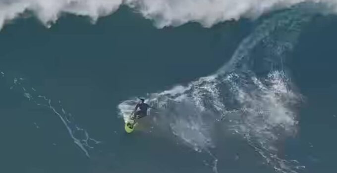 Surfer Ty Simpson-Kane Survives Brutal Wipe Out at Peahi Beach (Jaws) on Maui's North Shore