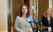 Germany's Foreign Minister Warns of Reducing Military Aid to Ukraine