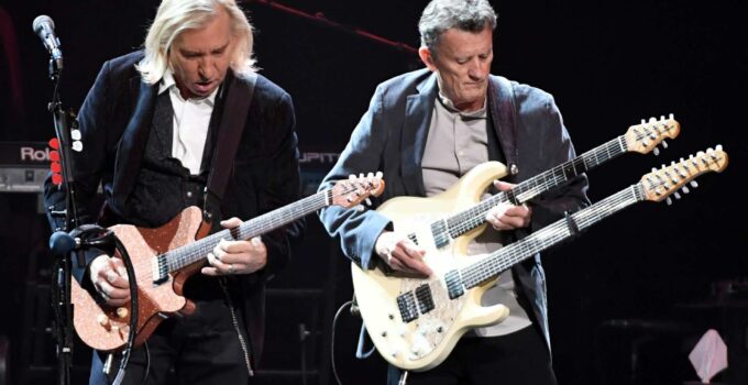 Guitarist Steuart Smith to Retire from the Eagles Following Parkinsonism Diagnosis