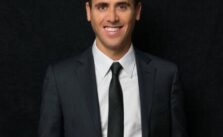 Oz Pearlman: 2024 Net Worth, Age, Height, Biography, Birthday, and Wiki