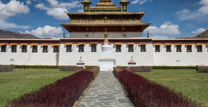 At Least 8 Tibetan Monasteries and Nunneries Suffer Severe Damage from Earthquake