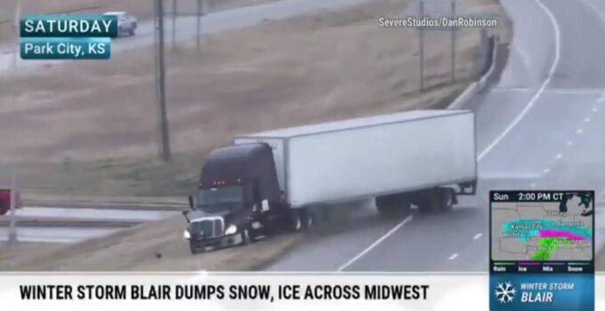 Thundersnow in Kansas City as City Hit With Blizzard