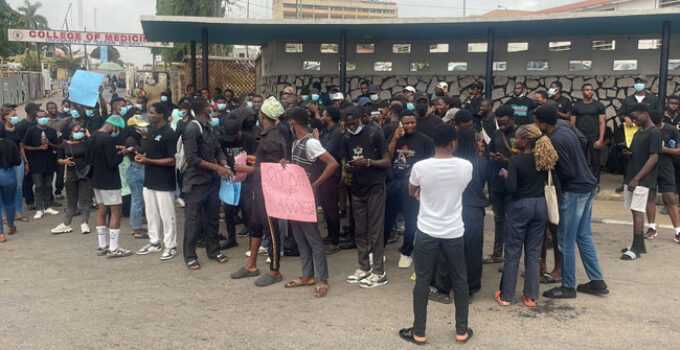 UCH Students Rally Against 82-Day Power Outage