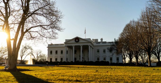 Viral Video: Secret Service Rushes In as Man Climbs Over White House Fence