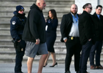 US Senator Wears Shorts and Sneakers to Donald Trump’s Inauguration, Sits Front Row (Video/Photos)