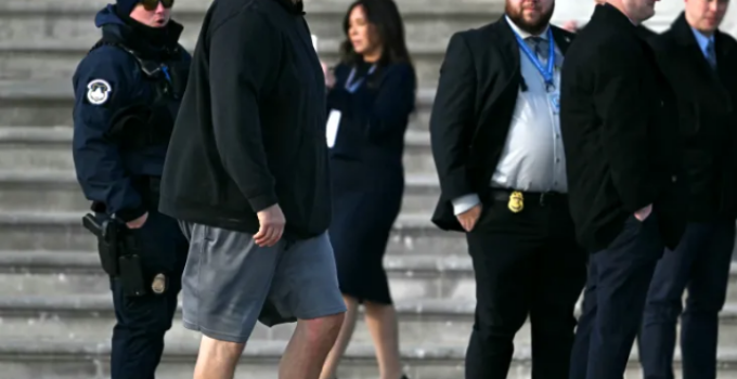 US Senator Wears Shorts and Sneakers to Donald Trump's Inauguration, Sits Front Row (Video/Photos)