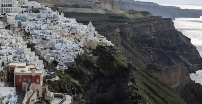 Tremors Highlight Risks of Santorini's Construction Surge | eKathimerini.com