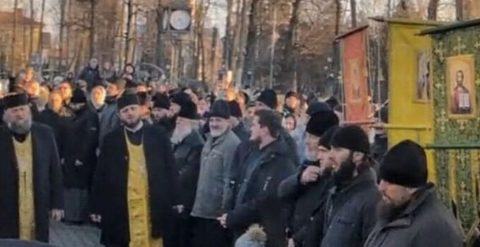 Hundreds of Ukrainian Orthodox Faithful March to Safeguard Churches in Western Ukraine (+VIDEO)