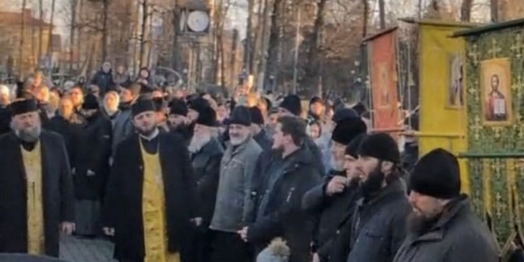 Hundreds of Ukrainian Orthodox Faithful March to Safeguard Churches in Western Ukraine (+VIDEO)