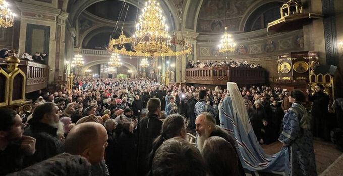 Chernivtsi Cathedral Affirms Allegiance to Orthodox Church Amid Threats from Schismatics