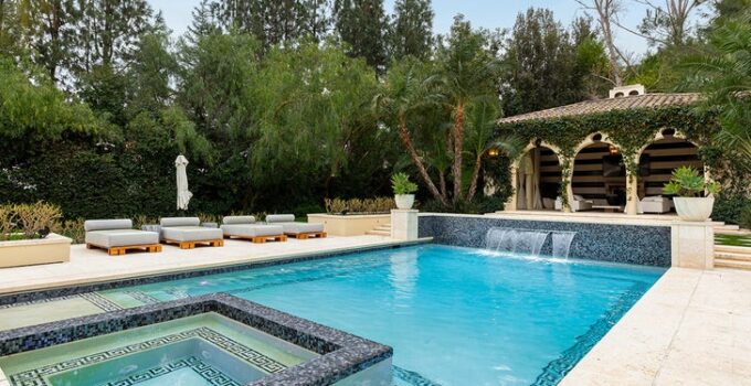 Kris Jenner Lists ‘Keeping Up With the Kardashians’ Mansion for .5 Million