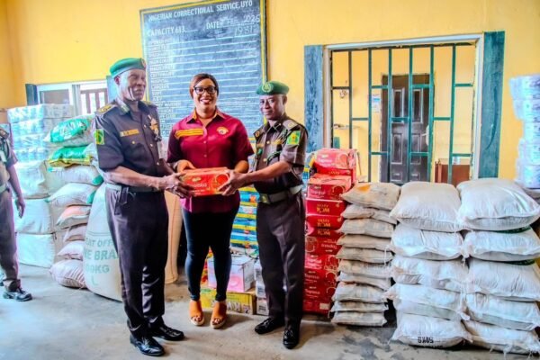 Lady Obareki Shows Love to Inmates of Nigeria Correctional Service, Uyo