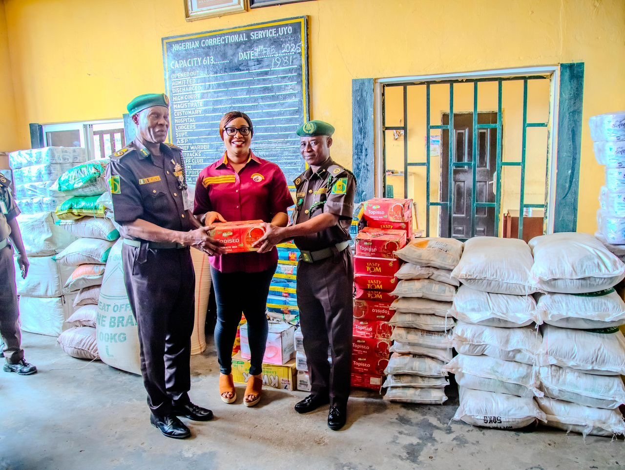 7cc89663 fac0 4122 8cde 875ac90ef61f Lady Obareki Shows Love to Inmates of Nigeria Correctional Service, Uyo