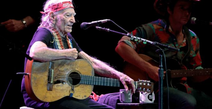 Willie Nelson and Bob Dylan Reunite Once More for Outlaw Music Festival's 10th Anniversary