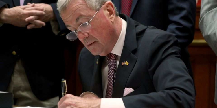 Videos: Democratic Governor Admits to Housing Undocumented Immigrant at His Residence