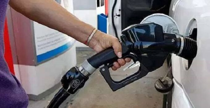 Nigeria Imports 25 Million of 50 Million Liters Daily Petrol Demand, Government Reports