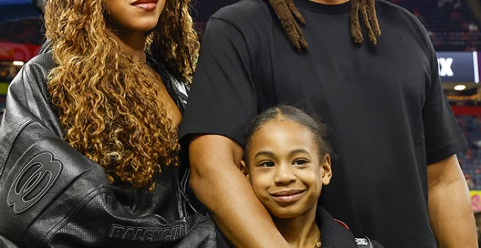 Beyoncé's Daughters, Blue Ivy and Rumi, Cheer on Dad Jay-Z at the Super Bowl (Photos)