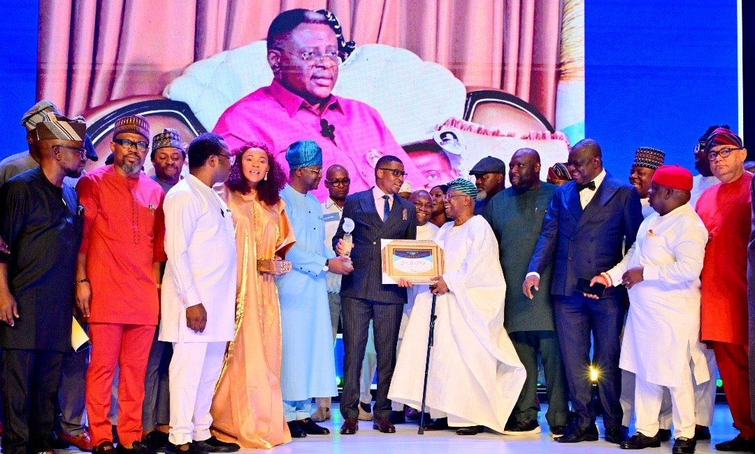 354ff845 4bc5 494d 9a4d 931ff54e18a0 Otu Bags "Governor of the Year on Economic Transformation" Award