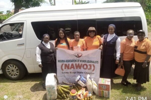 8d2fbd0e 73b5 4e3e b947 d5b45c34b013 NAWOJ Shows Love to Elderly at Good Samaritan Home