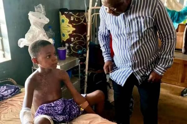 e28e8e00 0182 4391 bb3b 361dbdc75529 Senator Williams Pays Medical Bills for Stranded Patients in Ikom