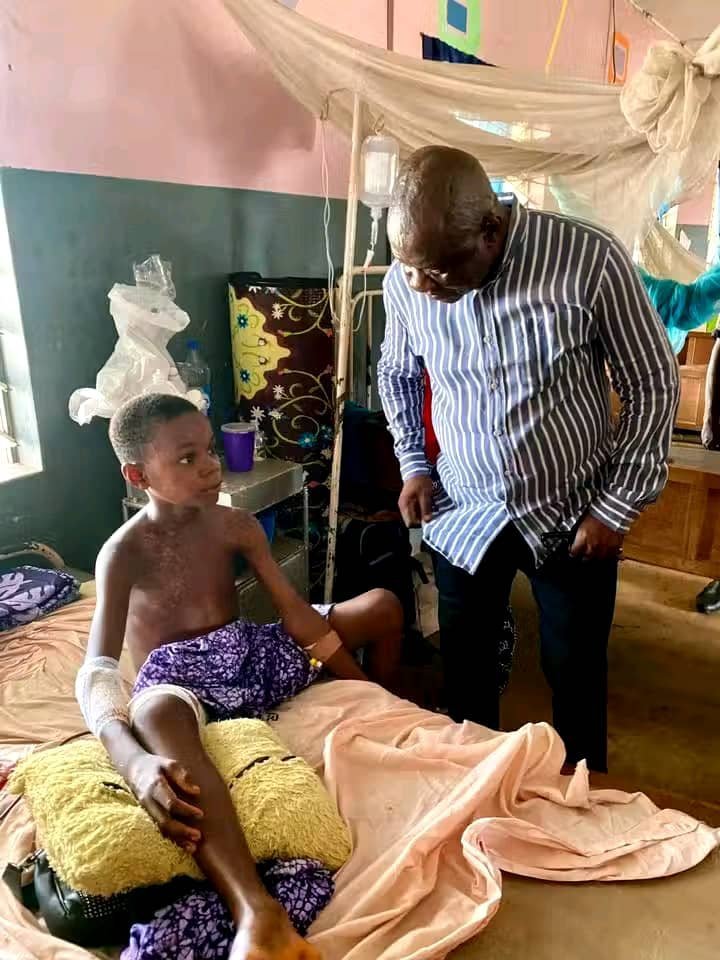 e28e8e00 0182 4391 bb3b 361dbdc75529 Senator Williams Pays Medical Bills for Stranded Patients in Ikom