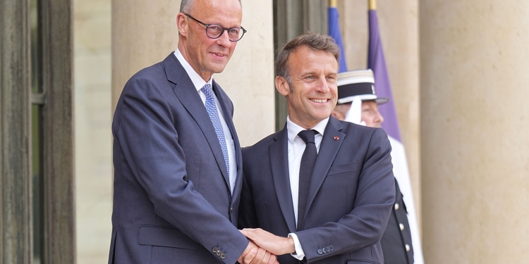 07 May 2025, France, Paris: French President Emmanuel Macron (R) welcomes German Chancellor Friedrich Merz during his inaugural visit to Paris, with talks focusing on Europe's repositioning, the war in Ukraine, and migration policy. Photo: Michael Kappeler/dpa