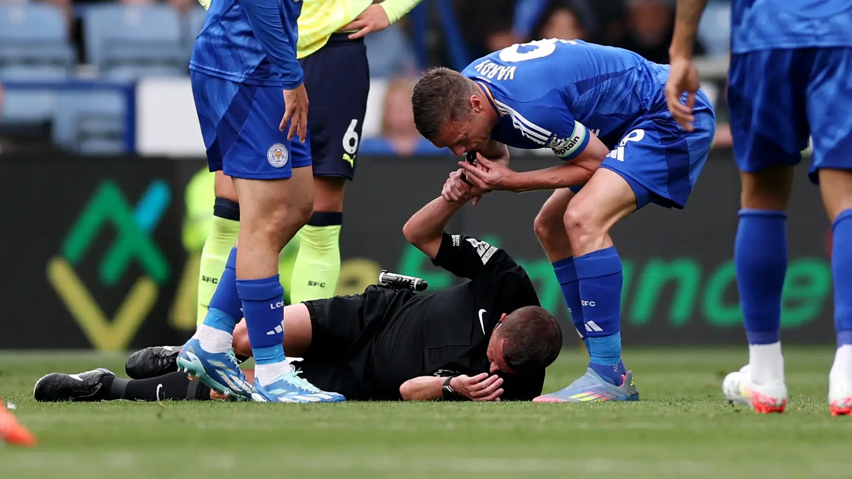 Jamie Vardy’s hilarious whistle stunt at injured referee